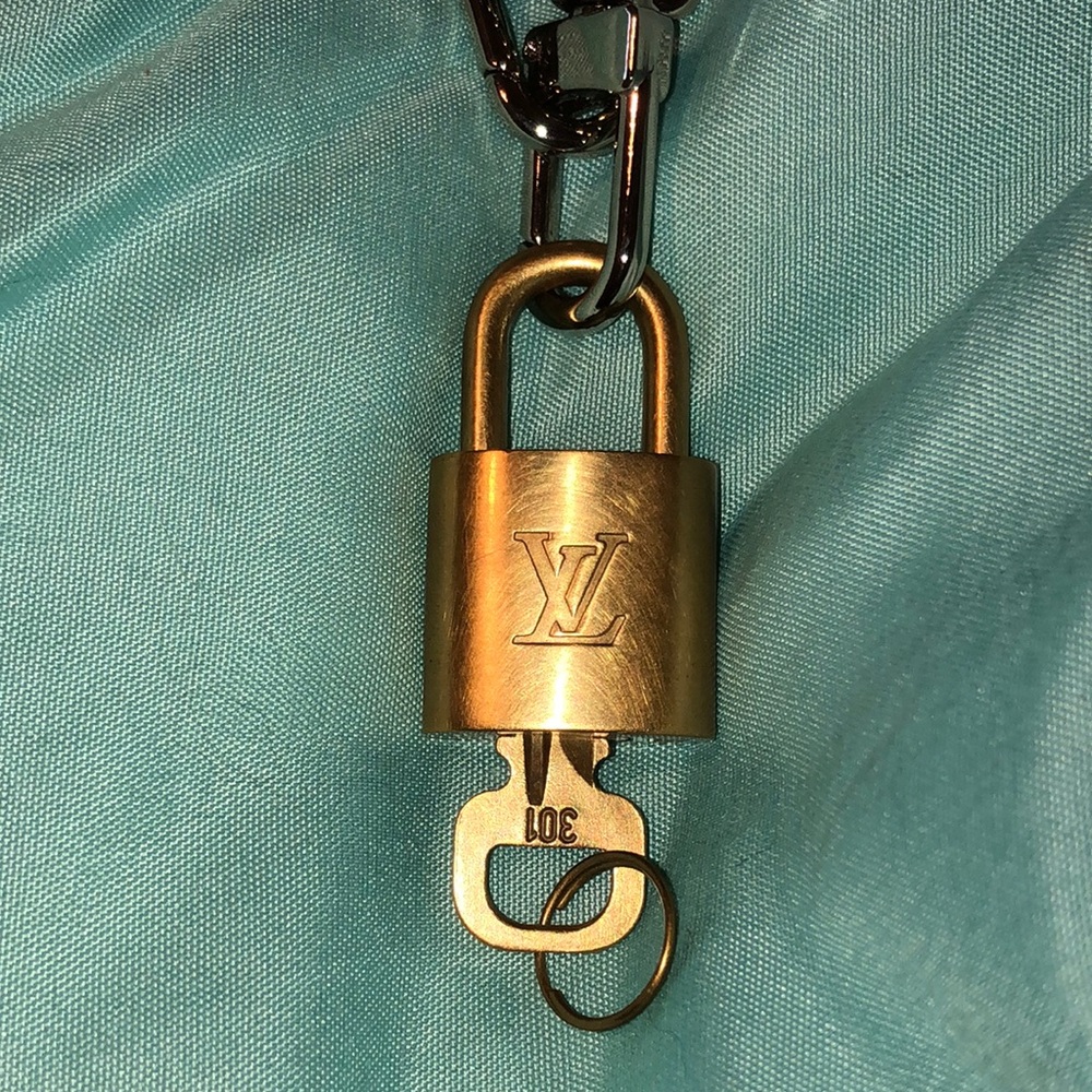 LOUIS VUITTON Lock and Key #301